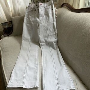 New Peace Love World white denim jeans w/dark grey stitching detail. Size small.